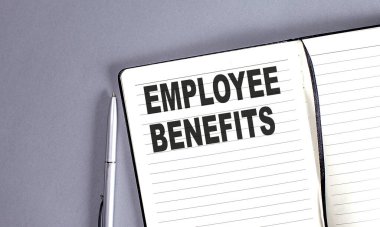 EMPLOYEE BENEFITS kelime kalem ile defter üzerinde