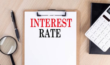 Ahşap arkaplandaki panoda ilginç oran metni