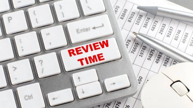 Klavye kablosuz ağ çizelgesi ve kalem üzerindeki Time metnini gözden geçir