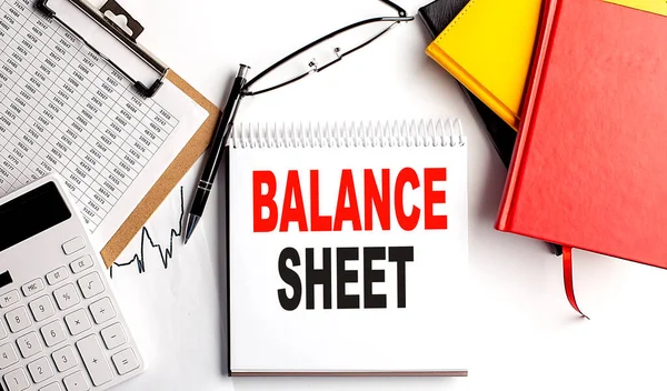 Balance Sheet Tekst Een Notebook Met Klembord Rekenmachine Witte Achtergrond — Stockfoto