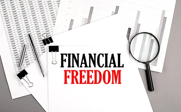 金融の自由のためのテキストチャートの背景にある論文 — ストック写真