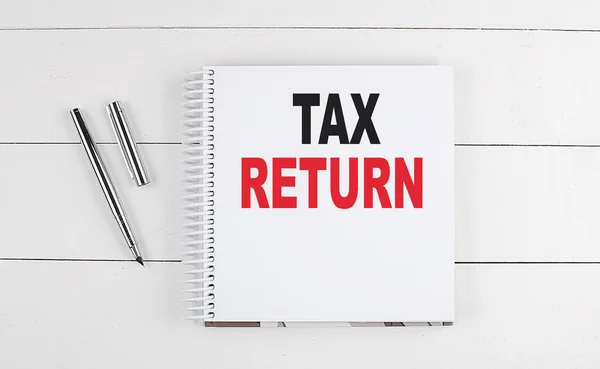 Tax Return Tekst Napisany Notatniku Drewnianym Tle — Zdjęcie stockowe