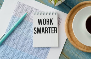 Not defteri ve dizüstü bilgisayarda daha akıllıca bir tavsiye metni üzerinde çalış. İş, finansal konsept. Uzaktan eğitim. Matematik, fizik.