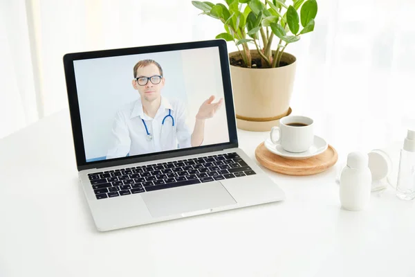Klawiatura Laptopa Podczas Konsultacji Online Lekarzem Rozmowa Online Skupienie Selektywne — Zdjęcie stockowe