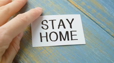 Kağıt ahşap masa, yazı el evde kal..