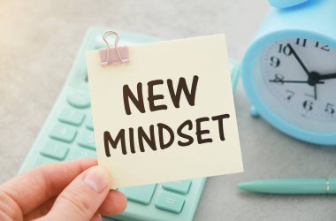 Yeni Mindset - Ofis masasında izole yapışkan notlar yeni sonuçlar metin
