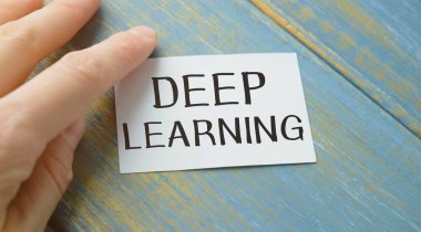 Beyaz arka planda, erkek ellerinde derin öğrenme metni olan beyaz kağıt