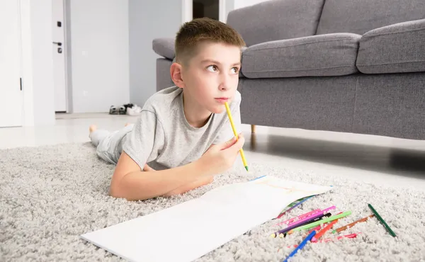 Entzückender Kaukasischer Junge Grundschulalter Der Mit Bleistiften Einen Regenbogen Zeichnet — Stockfoto