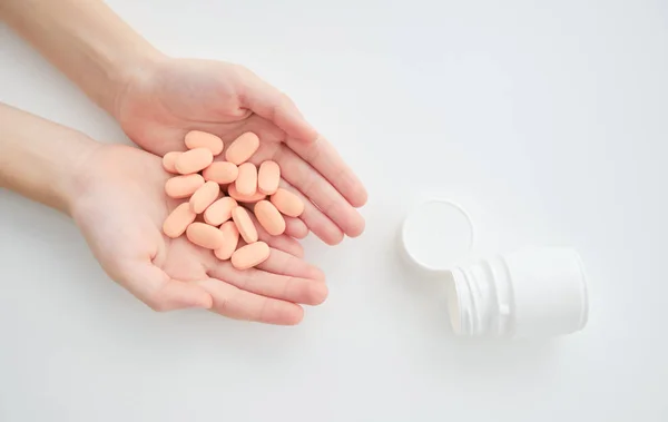 Zwei Kinderhände Handvoll Rosa Tabletten Medikamente Und Medizinisches Sicherheits Und — Stockfoto