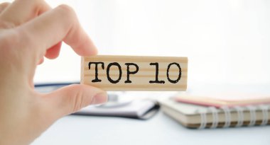 Masadaki ahşap zarlardan yapılmış ilk 10 tabela. Parlak, mavi renkli bir ortam.