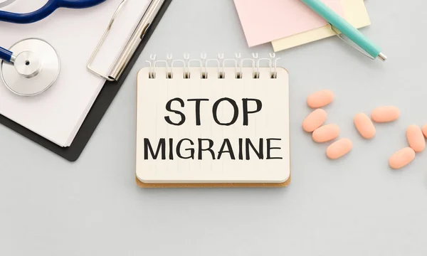 Doktor Držící Kartu Stop Migrénou Lékařský Koncept — Stock fotografie