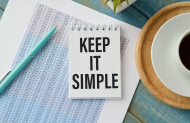Bir kalem, ofis araçları ve grafikler ile bir metin ile SIMPLE tutmak.