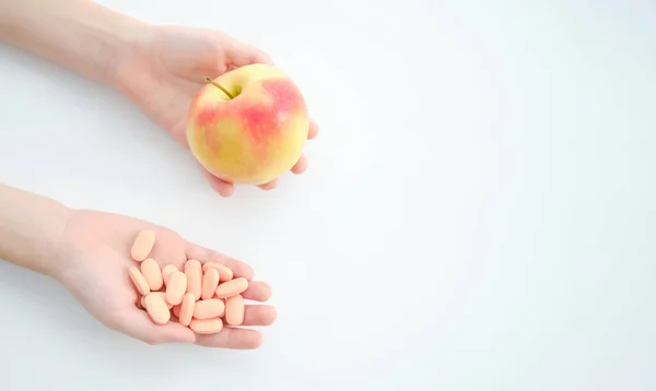 Apple Und Pillen Den Händen Natürliches Vitaminkonzept — Stockfoto