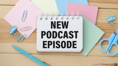 Masada podcast kayıt ekipmanlarının üst görüntüsü. Not defterine yeni bir podcast bölümü yazıldı..