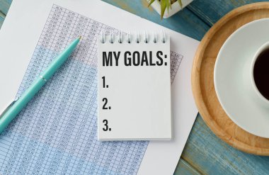 Hedeflerim, kağıda yazılı metin yazıları, hayat ve iş motivasyon konsepti.
