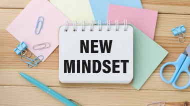 Yeni Mindset - Ofis masasında izole yapışkan notlar yeni sonuçlar metin