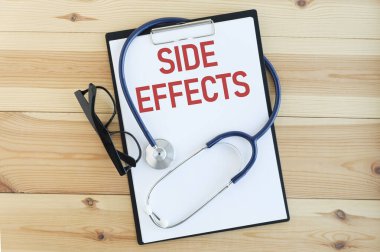 Mor arkaplanda ahşap listeli bir steteskop var. SIDE EFFECTS metni.