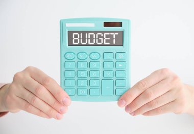 Kelime bütçesi ve 2022 numaralı hesap makinesi. Para biriktirmek ve bir bütçe planlamak. İş ve finans. Borç, depozito, kredi. Yatırımlar. Hedefler, gelir.