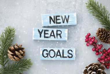 Masa arkasında 2022 Yeni Yıl hedefli ahşap blok. Çözüm, strateji, çözüm, iş ve tatil kavramları