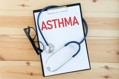 Steteskoplu masada ASTHMA yazılı kağıt. Medicina