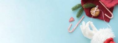 Otantik Noel Baba alarak tanımlama bilgisinden plaka karşı bulanık Noel ışıkları