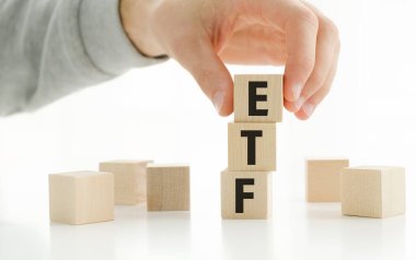 ETF - Değiş tokuş Fonu metni tahta küpler, beyaz arkaplan