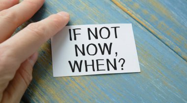 Eğer şimdi değilse Bir iş adamının elindeki karta motivasyon mesajı yazıldığında