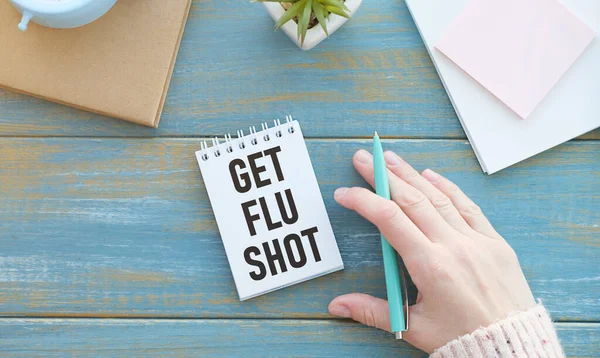 Mendapatkan Suntikan Flu Teks Atas Kertas Pada Latar Belakang Kayu — Stok Foto