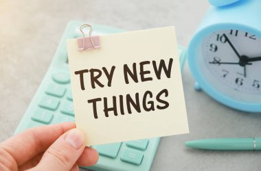 Yeni şeyler dene, bir adam tarafından gösterilen karttaki mesaj, klasik ses tonu.