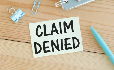 CLAIM DENIED beyaz arkaplanda kalem etiketli metin