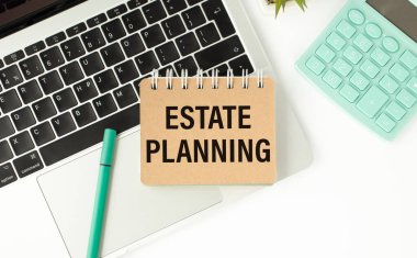 Adam sayfa üzerine yazılı emlak planlama metni ve masa üzerine sabit