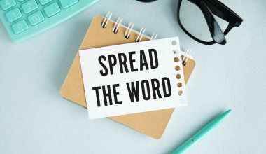 Kelime yazma metni Kelimeyi yayın. İş fotoğrafı sergisi sosyal medya kullanarak bilgi veya haberleri paylaşıyor