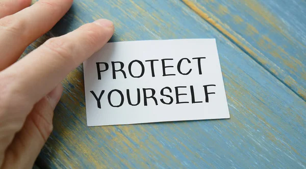 Fechar Sobre Empresário Segurando Cartão Com Proteger Sua Mensagem Imagem — Fotografia de Stock