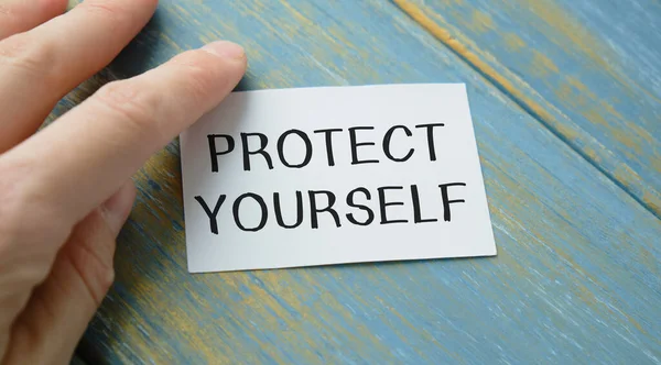 Nahaufnahme Eines Geschäftsmannes Der Eine Karte Mit Protect Yourself Message — Stockfoto