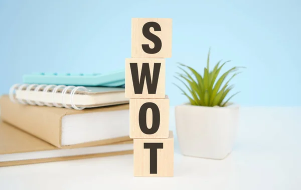 Hand Zetten Van Houten Kubus Met Swot Tekst Sterkte Zwakte — Stockfoto