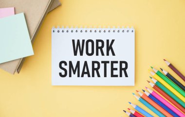 Bir yazma arkaplanda, gözlük, hesap makinesi, kahve, büyüteç, kalem ve defter ile metin çalışması SMARTER