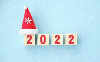 Yeni yılınız kutlu olsun ahşap blok ve bulanık bokeh ışık arkaplanı, mutlu yıllar 2022 tebrik kartı..