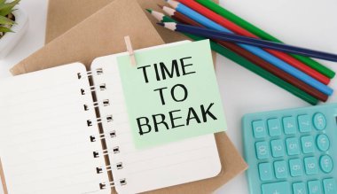 Not defteri sayfasına yazılmış bir Break Metin zamanı, sağdaki kırmızı kalem. Motivasyonel Kavram resmi