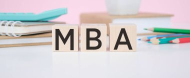 İşletme mastırı laptopun önündeki tahta küpte yazılı.