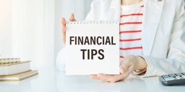 İş konsepti - Çalışma masası ve FINANCIAL TIPS yazan defter