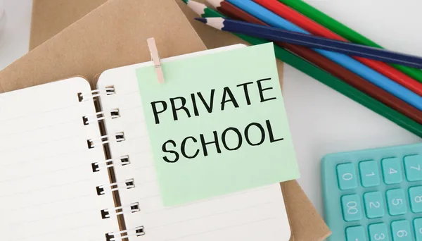 Privat Skola Gyllene Med Grad Cap Spargris Kort Och Miniräknare — Stockfoto