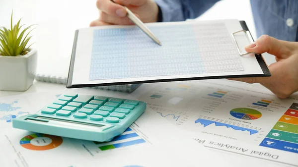 Obchodní Účetní Koncepce Business Man Pomocí Kalkulačky Počítačem Notebook Rozpočet — Stock fotografie