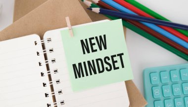 Yeni Mindset - Ofis masasında izole yapışkan notlar yeni sonuçlar metin