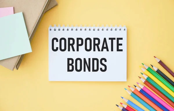 Carnet Avec Texte Corporate Bonds Sur Table Bureau Avec Fournitures — Photo