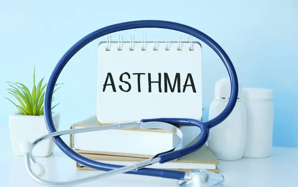 Kertas Dengan Teks Asthma Atas Meja Dengan Stetoskop Medicina — Stok Foto