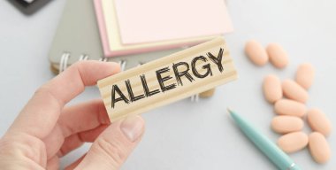 Doktorun elinde ALLERGY yazılı bir kart var. Tıbbi danışma
