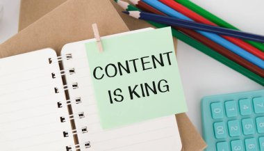 Tahta arka planda bulunan notlar ve yeşil bitki Kral 'ın sözcüğü.