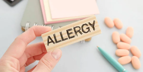 Dokter Memegang Kartu Dengan Teks Allergy Ketinggalan Medis — Stok Foto