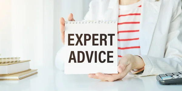 Expert Advice Meddelande Kortet Visas Kvinna — Stockfoto