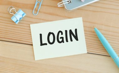 İnternet ve güvenlik kavramı. Ahşap masada üzerinde yazı olan bir kağıt var - giriş.